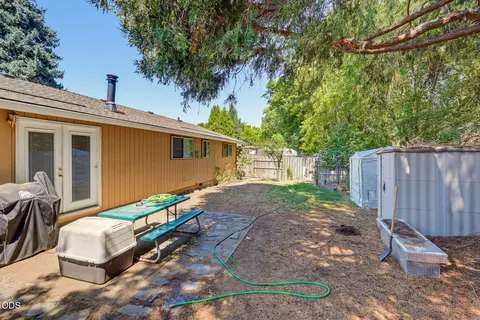 Exterior - 685 Talbot St, Eagle Point, OR 97524 photo 5 of 8