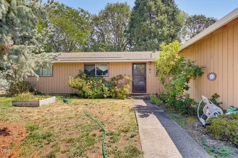 Exterior - 685 Talbot St, Eagle Point, OR 97524 photo 2 of 8