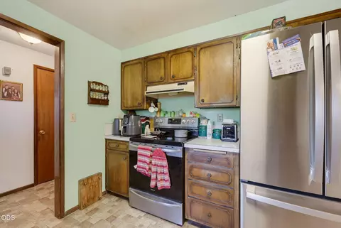 Kitchen - 685 Talbot St, Eagle Point, OR 97524 photo 3 of 4