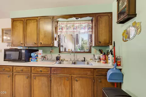 Kitchen - 685 Talbot St, Eagle Point, OR 97524 photo 4 of 4