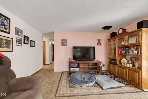 Living - 685 Talbot St, Eagle Point, OR 97524 photo 4 of 4