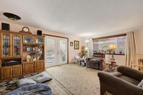 Living - 685 Talbot St, Eagle Point, OR 97524 photo 1 of 4