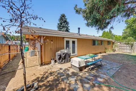 Exterior - 685 Talbot St, Eagle Point, OR 97524 photo 4 of 8
