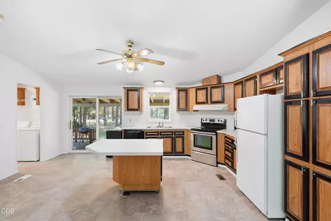 Kitchen - 15362 Ponderosa Loop, La Pine, OR 97739 photo 1 of 3