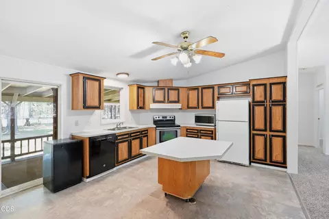 Kitchen - 15362 Ponderosa Loop, La Pine, OR 97739 photo 2 of 3