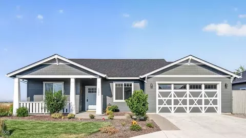 1492 Quarter Ln, Medford, OR 97504