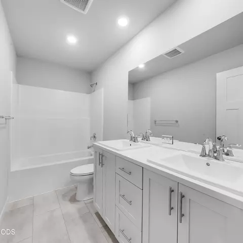 Bath - 20667 Town Dr, Bend, OR 97701 photo 4 of 7