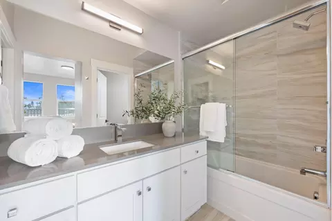 Bath - 20552 NEmpire Ave, Bend, OR 97701 photo 1 of 2