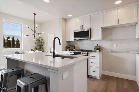 Kitchen - 20556 NEmpire Ave, Bend, OR 97701 photo 4 of 6