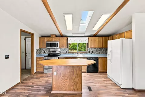 Kitchen - 145111 Lanewood Dr, La Pine, OR 97739 photo 2 of 4