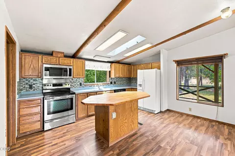 Kitchen - 145111 Lanewood Dr, La Pine, OR 97739 photo 1 of 4