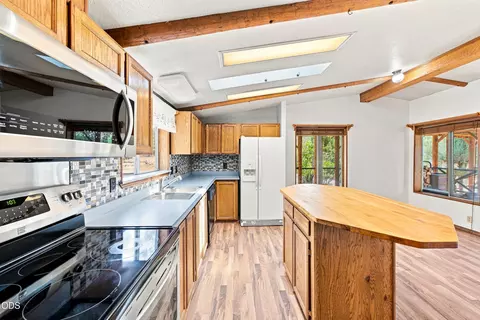 Kitchen - 145111 Lanewood Dr, La Pine, OR 97739 photo 4 of 4