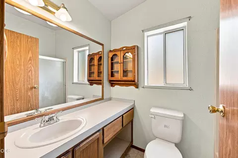 Bath - 145111 Lanewood Dr, La Pine, OR 97739 photo 1 of 2