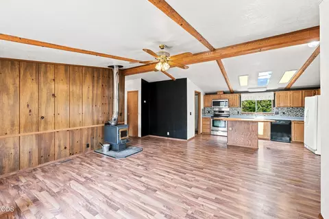 Living - 145111 Lanewood Dr, La Pine, OR 97739 photo 1 of 2