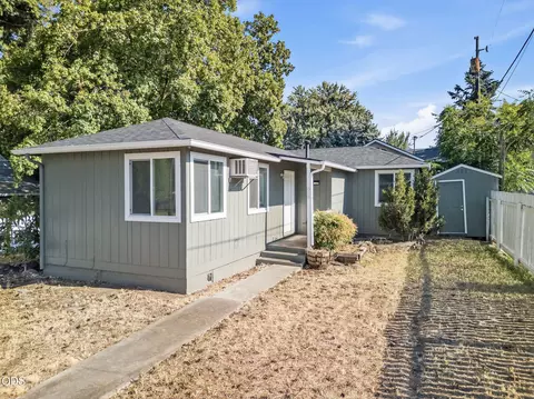 858 E 9th St, Medford, OR 97504