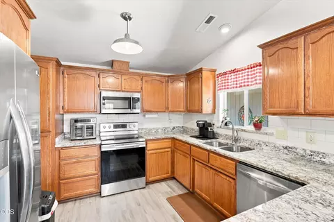 Kitchen - 468 Westminster Dr, Eagle Point, OR 97524 photo 2 of 2