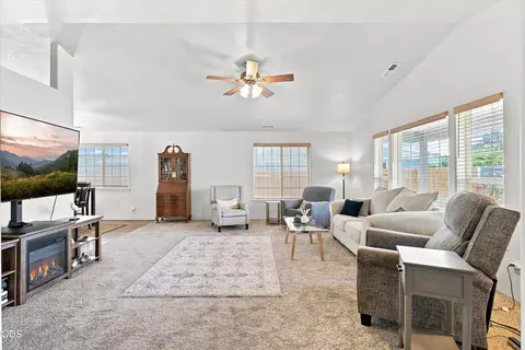 Living - 468 Westminster Dr, Eagle Point, OR 97524 photo 2 of 3