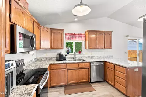 Kitchen - 468 Westminster Dr, Eagle Point, OR 97524 photo 1 of 2