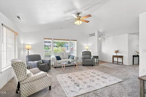 Living - 468 Westminster Dr, Eagle Point, OR 97524 photo 1 of 3