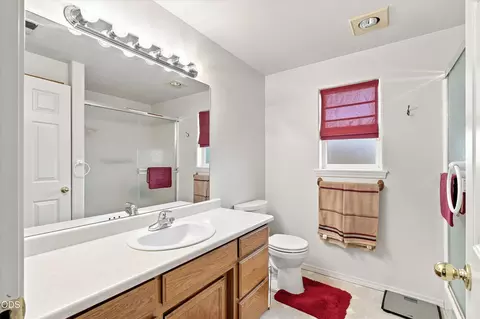 Bath - 468 Westminster Dr, Eagle Point, OR 97524 photo 1 of 2