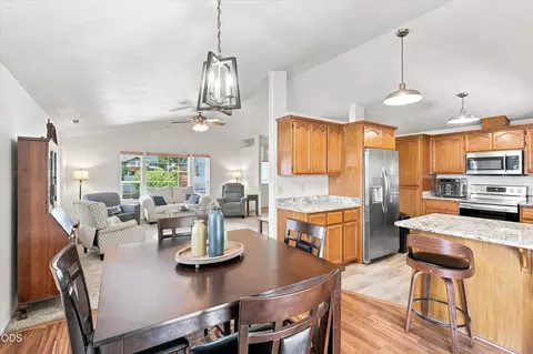 Dining - 468 Westminster Dr, Eagle Point, OR 97524 photo 2 of 2
