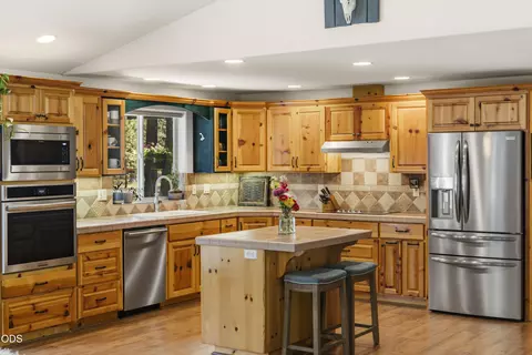 Kitchen - 15375 Ponderosa Loop, La Pine, OR 97739 photo 3 of 8