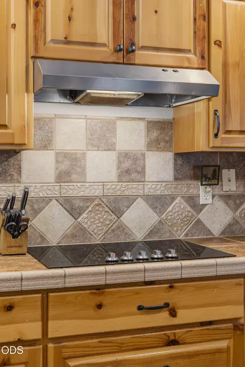 Kitchen - 15375 Ponderosa Loop, La Pine, OR 97739 photo 5 of 8