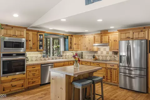Kitchen - 15375 Ponderosa Loop, La Pine, OR 97739 photo 6 of 8