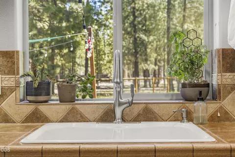Kitchen - 15375 Ponderosa Loop, La Pine, OR 97739 photo 4 of 8