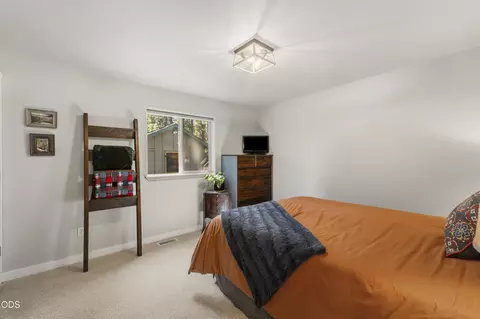 Bedroom - 15375 Ponderosa Loop, La Pine, OR 97739 photo 4 of 6