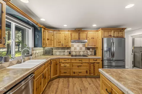 Kitchen - 15375 Ponderosa Loop, La Pine, OR 97739 photo 8 of 8