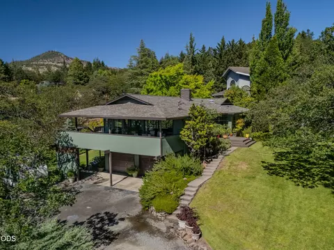 132 High Oak Dr, Medford, OR 97504