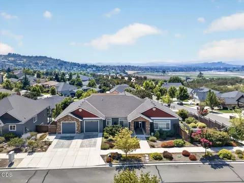 4200 Falcon Ridge Ter, Medford, OR 97504