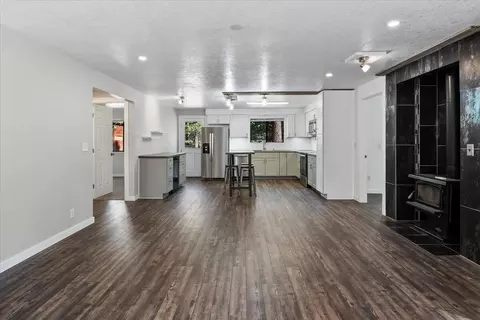 Living - 15810 Green Forest Rd, La Pine, OR 97739 photo 3 of 5