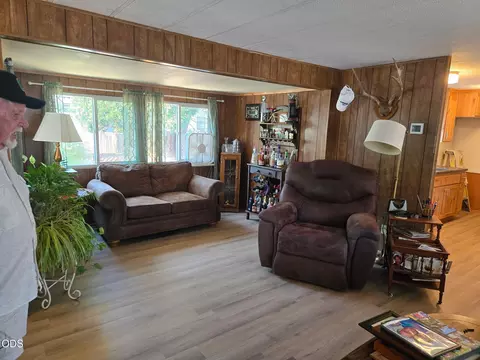 515 E Main St, Rogue River, OR 97537 photo 2