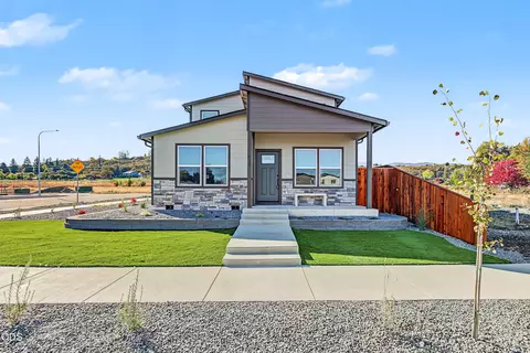 953 Honey Bee St, Medford, OR 97501