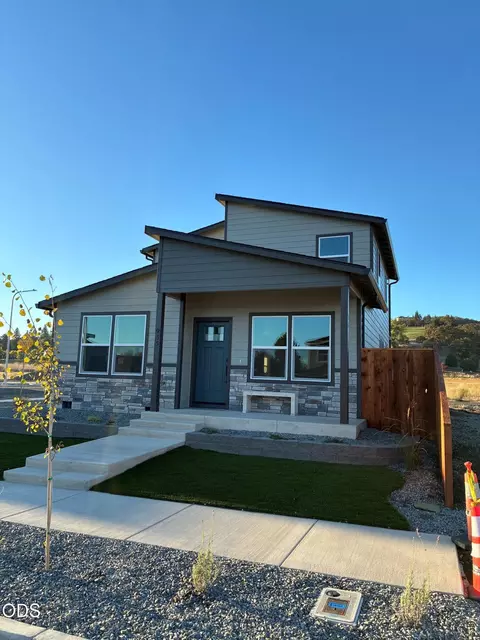 953 Honey Bee St, Medford, OR 97501