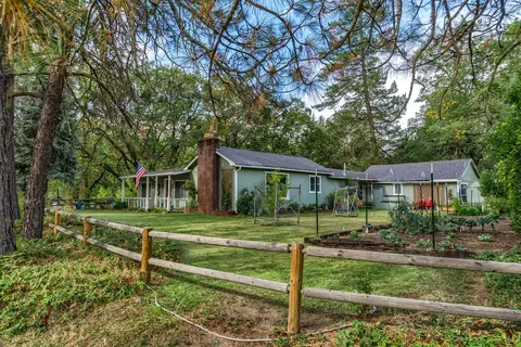 28 Galls Creek Rd, Gold Hill, OR 97525