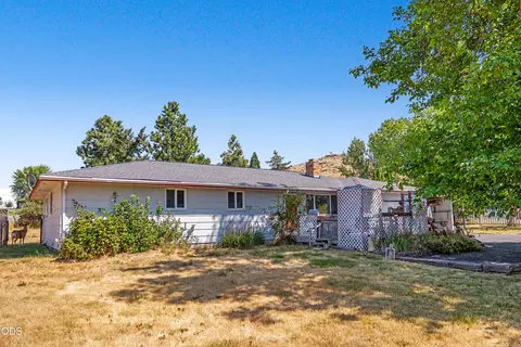 135 Leach Dr, Midland, OR 97634