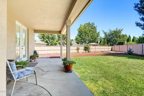 Exterior - 977 Fairview Ct, Eagle Point, OR 97524 photo 3 of 4