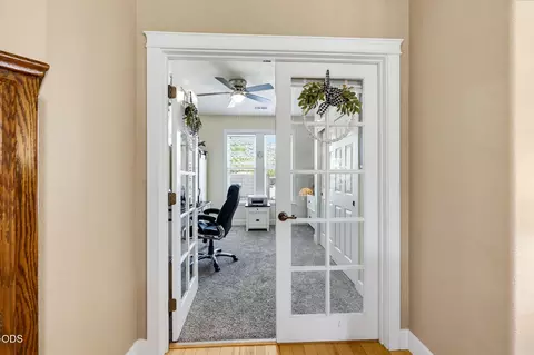 Entry Way - 977 Fairview Ct, Eagle Point, OR 97524 photo 2 of 2