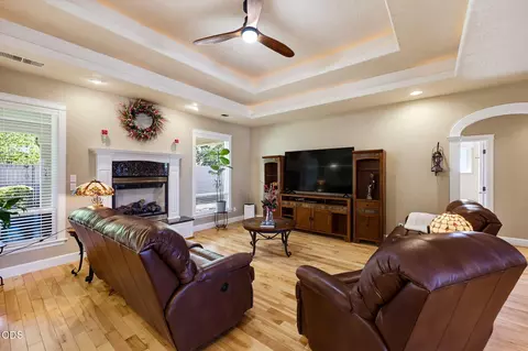 Living - 977 Fairview Ct, Eagle Point, OR 97524 photo 2 of 2