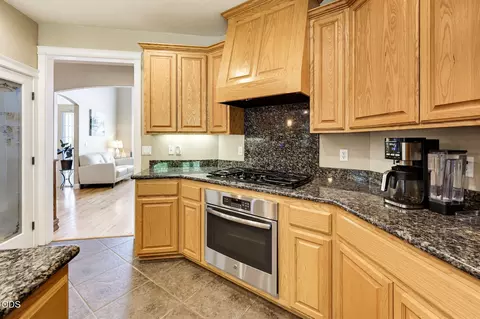 Kitchen - 977 Fairview Ct, Eagle Point, OR 97524 photo 3 of 5