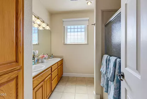Bath - 977 Fairview Ct, Eagle Point, OR 97524 photo 1 of 4