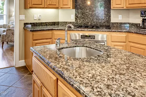 Kitchen - 977 Fairview Ct, Eagle Point, OR 97524 photo 4 of 5