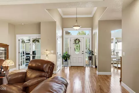 Entry Way - 977 Fairview Ct, Eagle Point, OR 97524 photo 1 of 2
