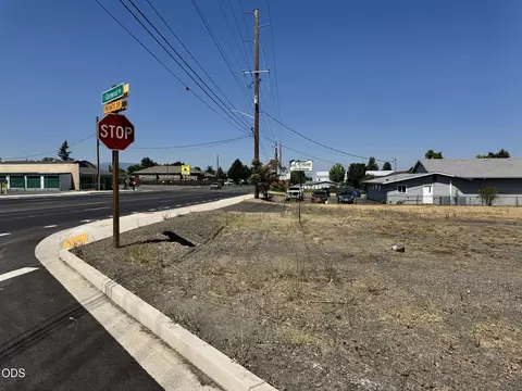 3459 S Pacific Hwy, Phoenix, OR 97535