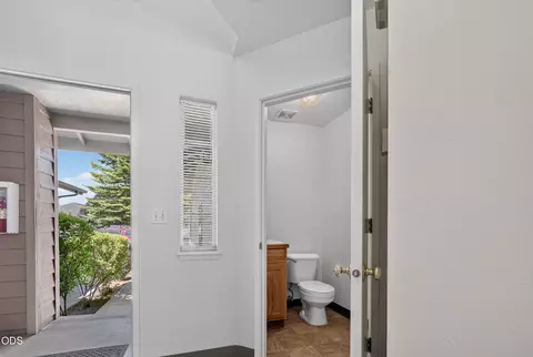 Entry Way - Undisclosed, Bend, OR 97701 photo 2 of 5