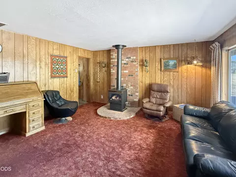 Living - 2640 NE 8th St, Bend, OR 97701 photo 6 of 8