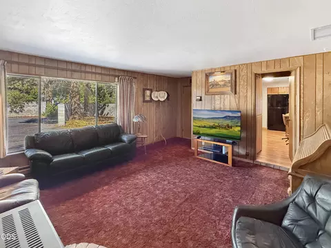 Living - 2640 NE 8th St, Bend, OR 97701 photo 7 of 8